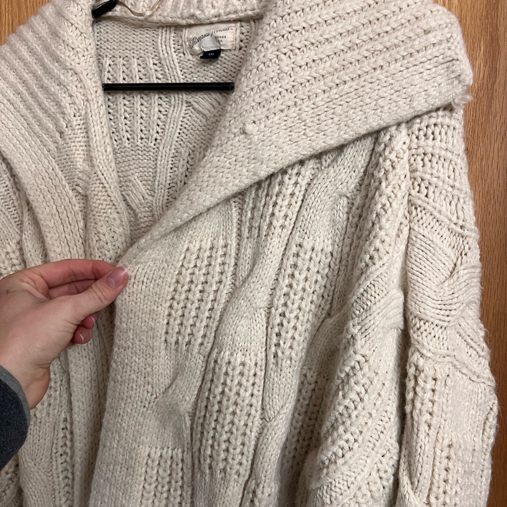 Universal Threads Women’s Cream Chunky Cable Knit Cardigan - Picture 4 of 9